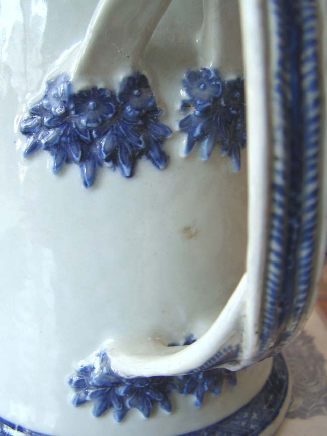 An extremely fine and RARE Mammoth size Chinese Export Porcelain Armorial Tankard circa 1780 — image 6